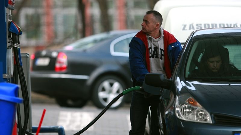 Benzin se v únoru dostane nad 37 korun